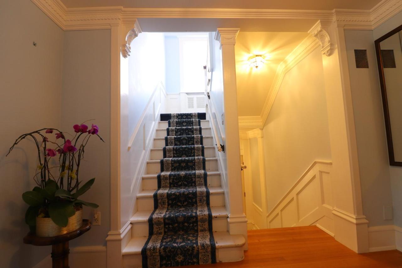 Lipton Place By Elegant Waterfront Esquimalt Bagian luar foto