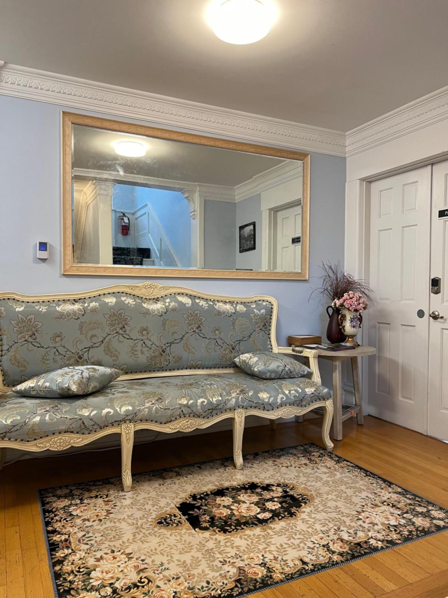 Lipton Place By Elegant Waterfront Esquimalt Bagian luar foto